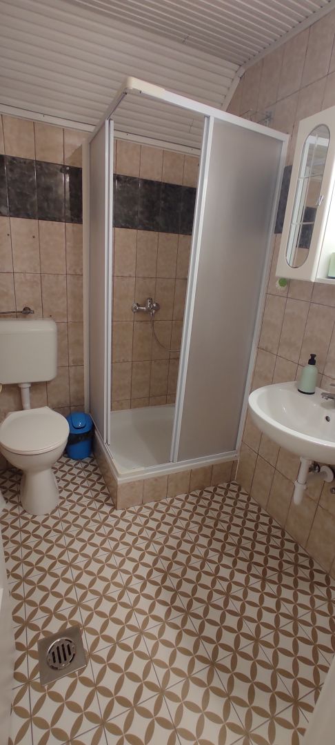 Ennek a szobának saját, zuhanykabinos fürdőszobája van.