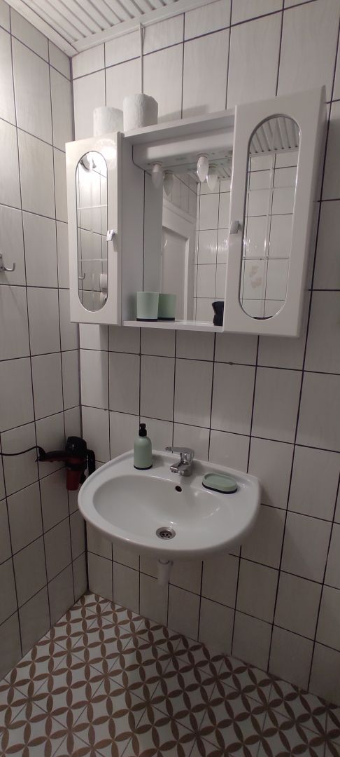 Ennek a szobának saját, zuhanykabinos fürdőszobája van, amely a szobával szemben a társalgóban található.