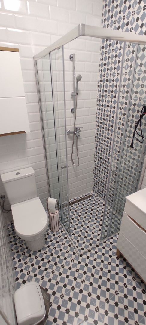 A saját, belső fürdőszobában beépített bidés wc és besétálós zuhanykabin áll a vendégek rendelkezésére.