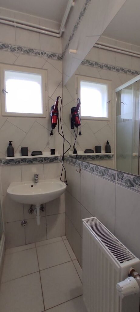 Kisméretű franciaágyas szoba fürdő